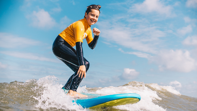 Surfana Jongen op Surfboard